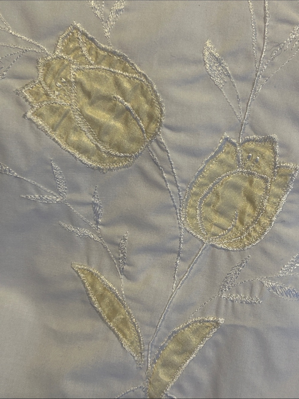 Tulip Satin Cotten Tablecloth, 64” x 101”